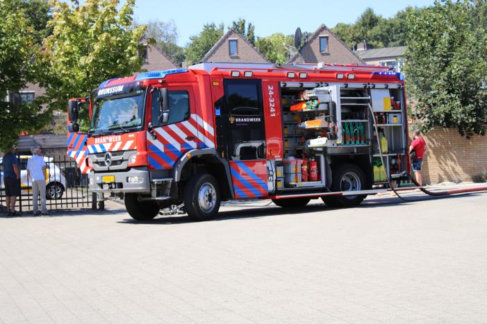 Veel rook en schade bij brand in achtertuin