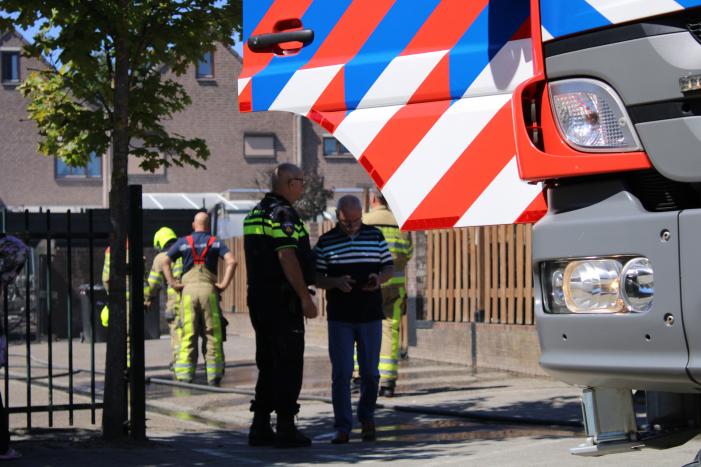 Veel rook en schade bij brand in achtertuin