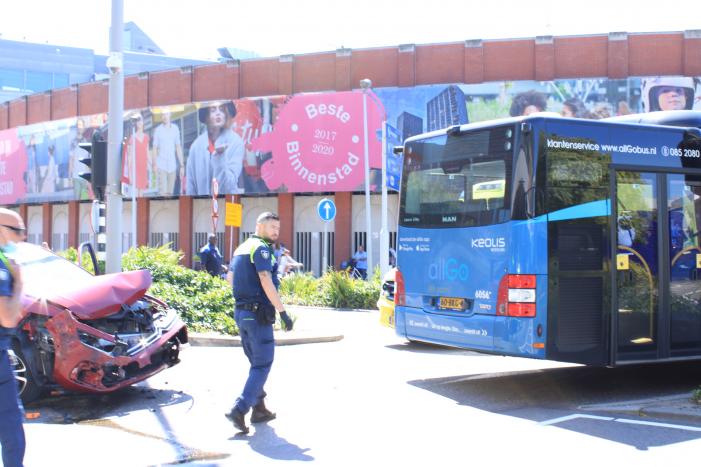 Stadsbus en auto botsen op busbaan