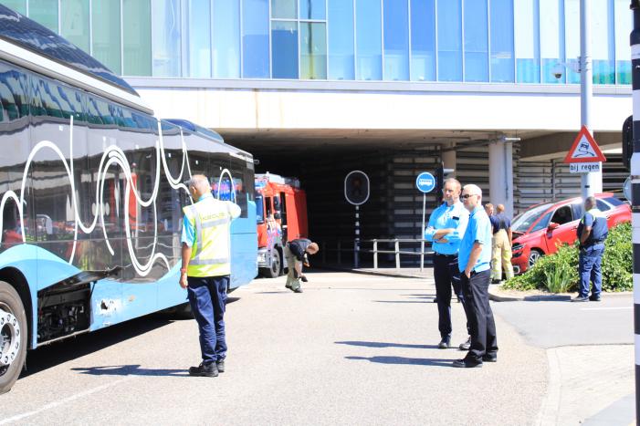 Stadsbus en auto botsen op busbaan