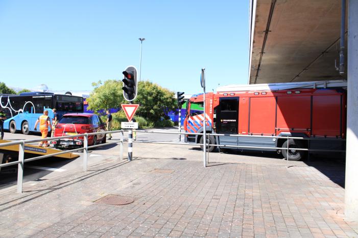 Stadsbus en auto botsen op busbaan