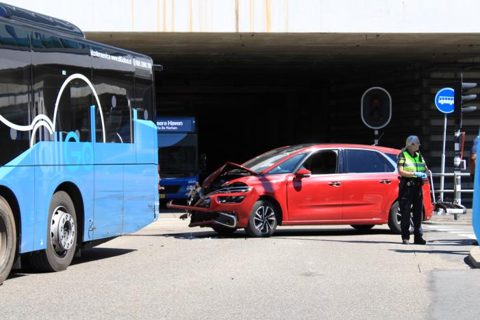 Stadsbus en auto botsen op busbaan