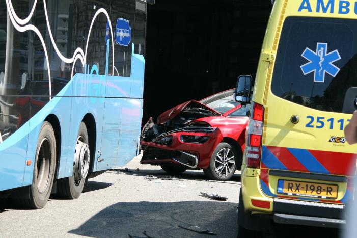 Stadsbus en auto botsen op busbaan