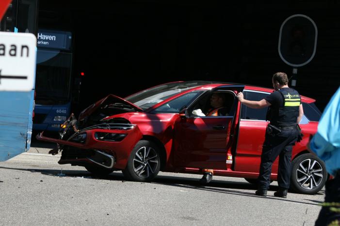 Stadsbus en auto botsen op busbaan
