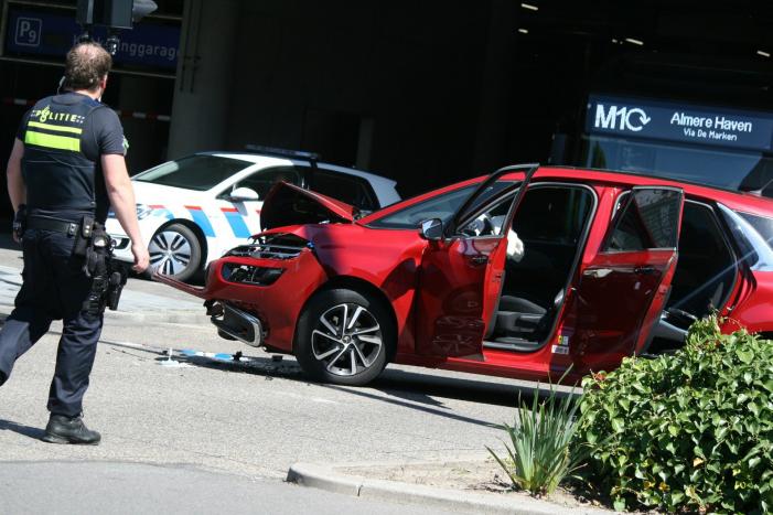 Stadsbus en auto botsen op busbaan