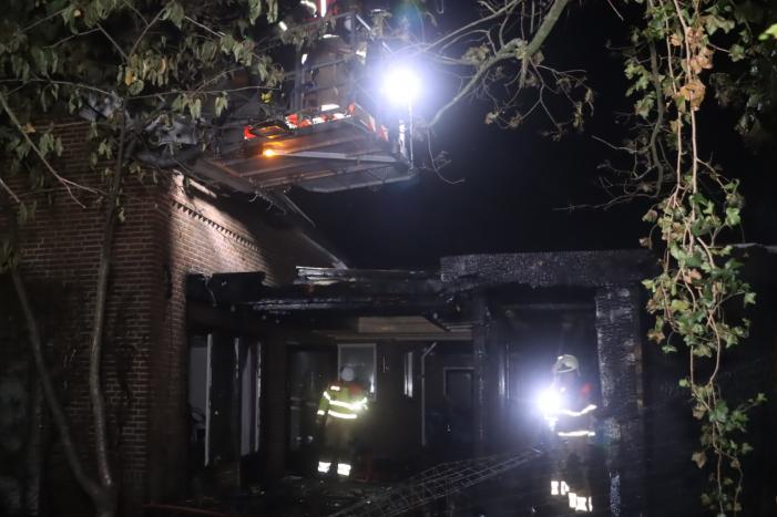 Enorme schade na brand bij woning