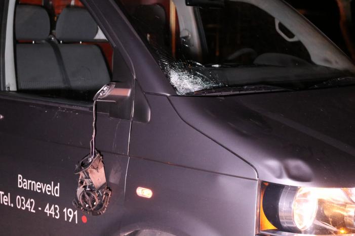 Jongen (14) geschept door bestelbus bij dropping