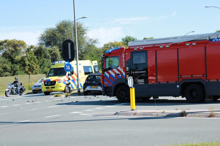 Auto schiet talud op na verkeersongeval