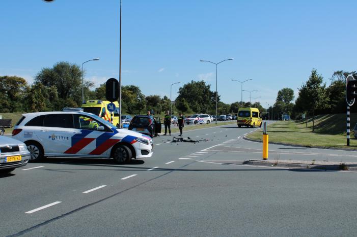 Auto schiet talud op na verkeersongeval