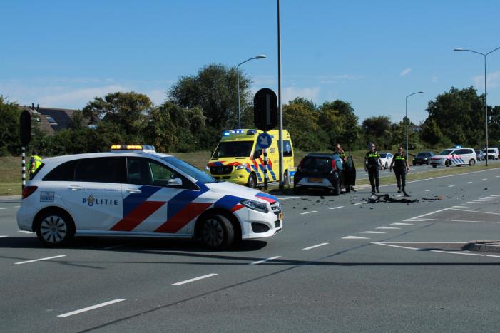 Auto schiet talud op na verkeersongeval