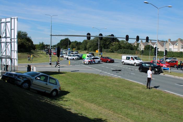 Auto schiet talud op na verkeersongeval