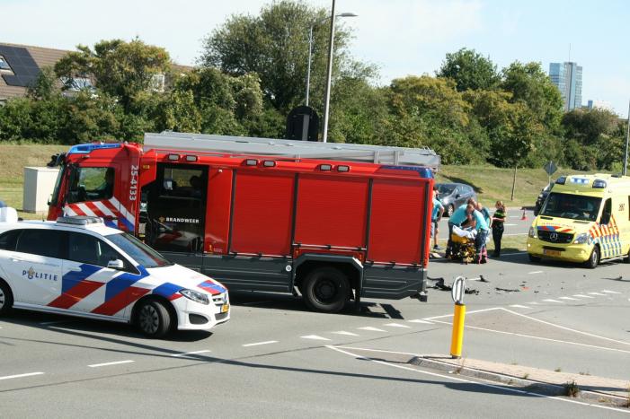 Auto schiet talud op na verkeersongeval