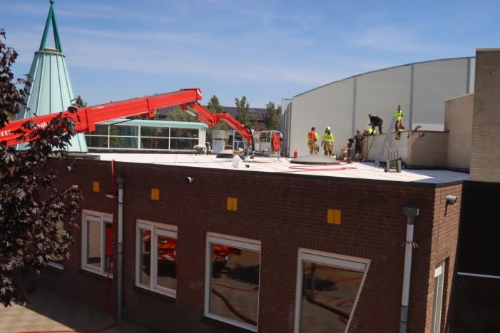 Brand op dak basisschool 't Ven bij werkzaamheden