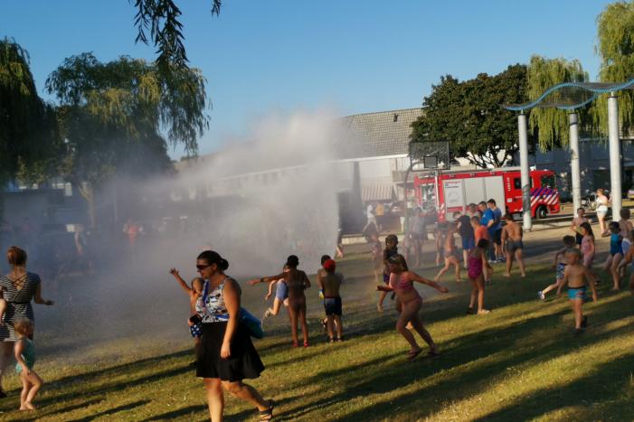 Brandweer zorgt voor verkoeling bij speelplaats Rietsigaar