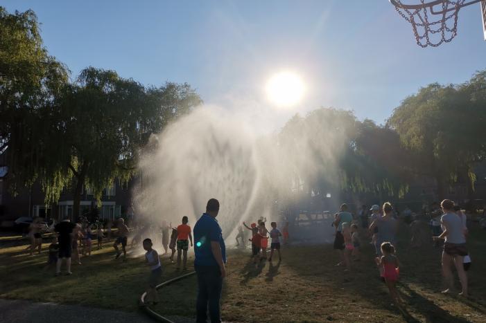 Brandweer zorgt voor verkoeling bij speelplaats Rietsigaar