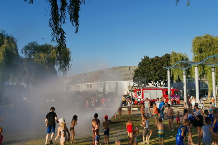 Brandweer zorgt voor verkoeling bij speelplaats Rietsigaar