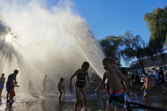 Brandweer zorgt voor verkoeling bij speelplaats Rietsigaar