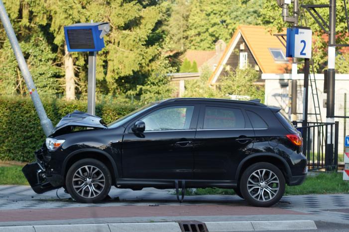 Auto rijdt frontaal tegen lantaarnpaal