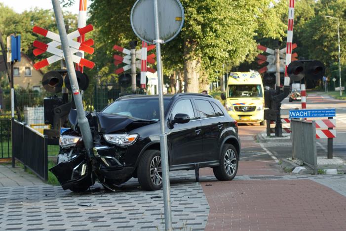 Auto rijdt frontaal tegen lantaarnpaal