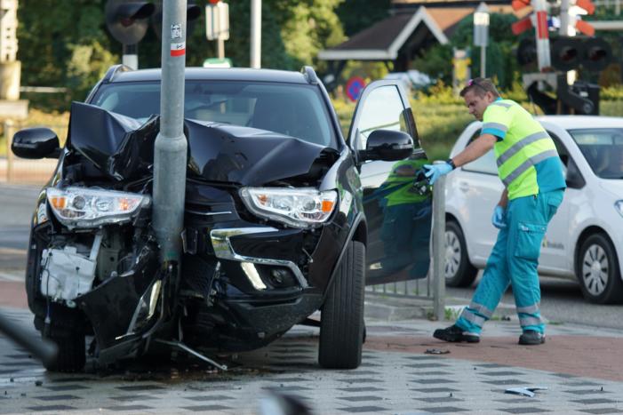 Auto rijdt frontaal tegen lantaarnpaal
