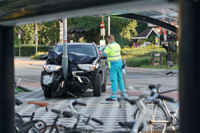 Auto rijdt frontaal tegen lantaarnpaal