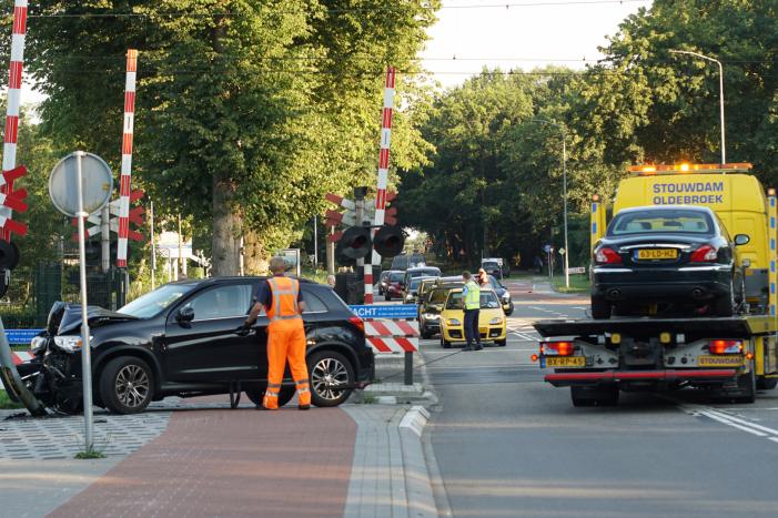 Auto rijdt frontaal tegen lantaarnpaal