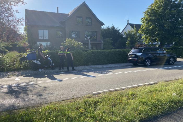 Pizza-bezorger botst op auto