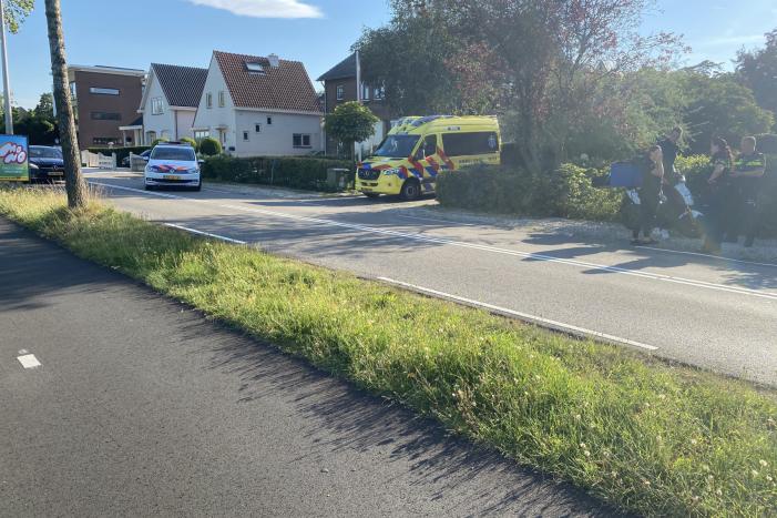 Pizza-bezorger botst op auto