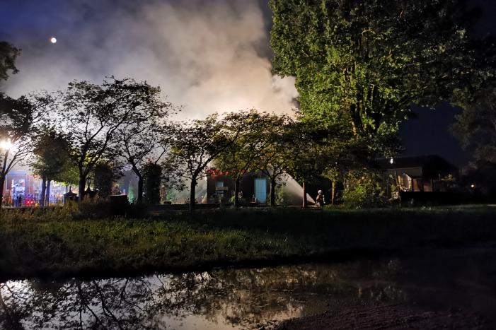 Grote brand in woning met rieten dak