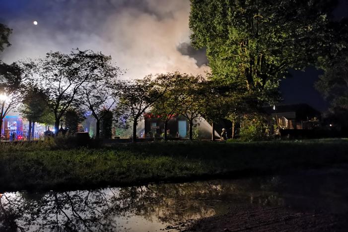 Grote brand in woning met rieten dak