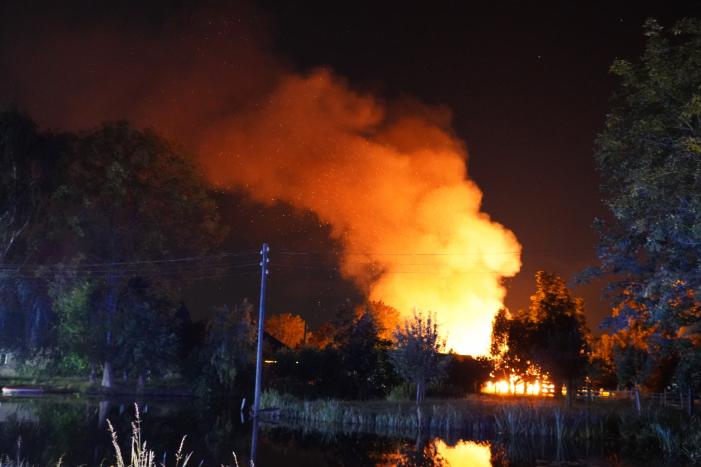 Grote schuurbrand vol met hooi