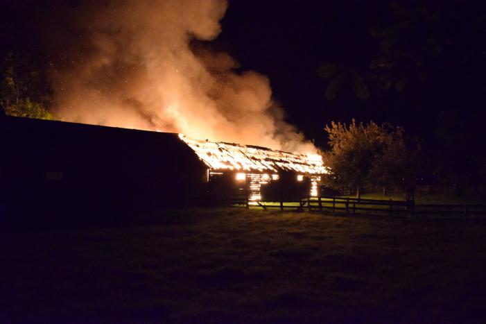 Grote schuurbrand vol met hooi