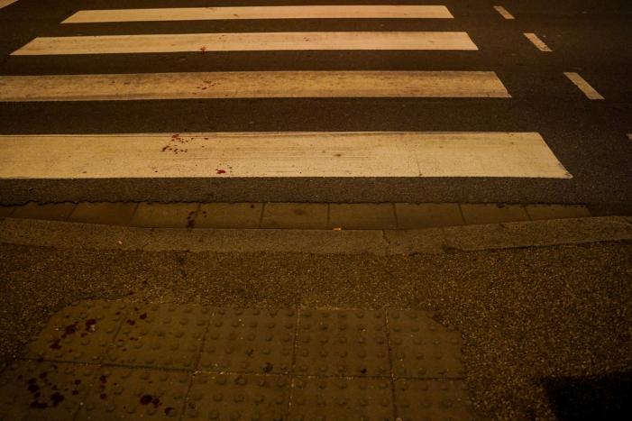 Zwaargewond slachtoffer steekpartij loopt honderden meters over straat