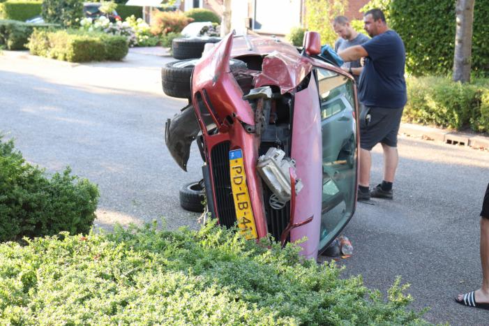 Bestuurder raakt onwel, botst op geparkeerde auto en belandt op zijn kant