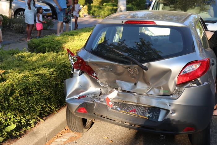 Bestuurder raakt onwel, botst op geparkeerde auto en belandt op zijn kant