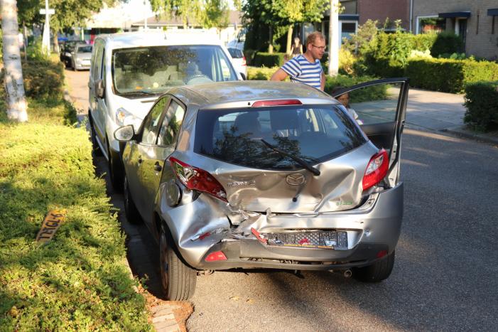 Bestuurder raakt onwel, botst op geparkeerde auto en belandt op zijn kant