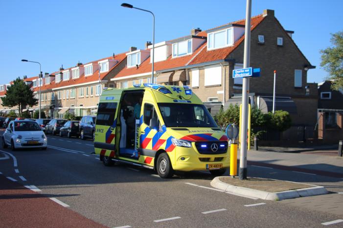 Botsing tussen afslaande auto en scooter