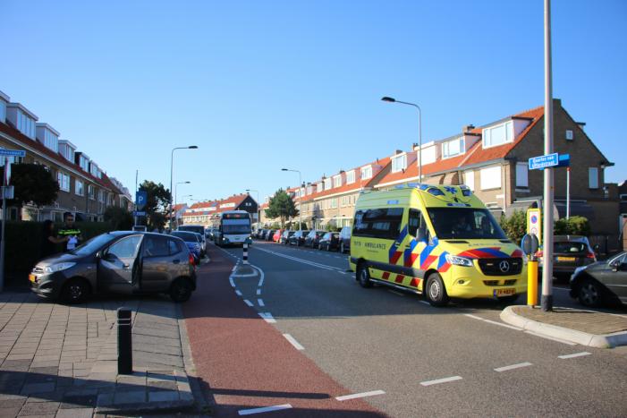 Botsing tussen afslaande auto en scooter