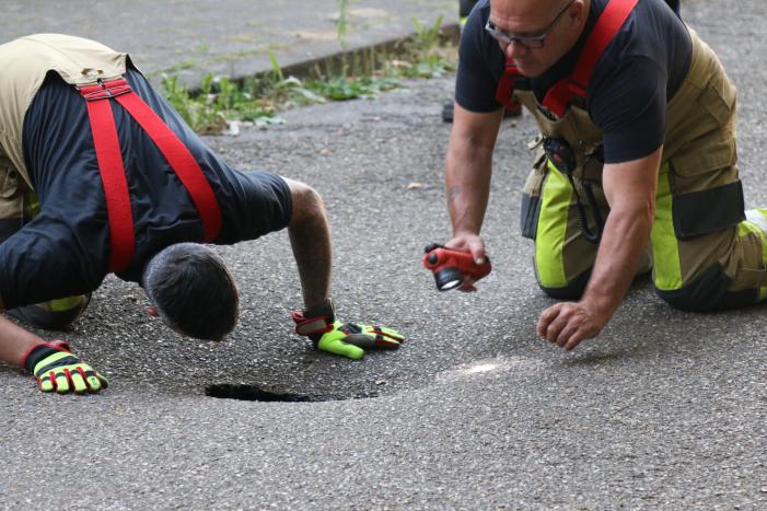 Onderzoek naar sinkhole in wegdek