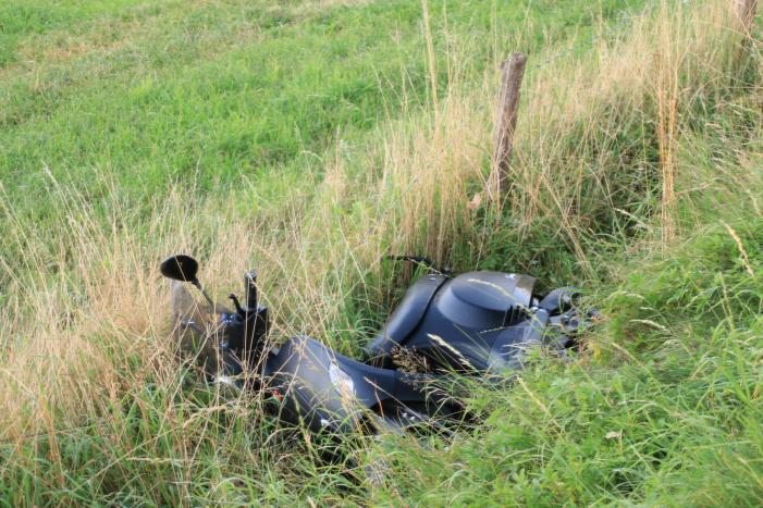 Scooter belandt in greppel