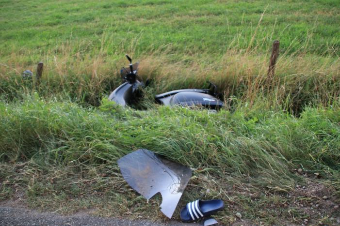 Scooter belandt in greppel