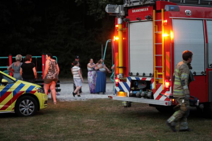 Jongen raakt bekneld in speeltoestel