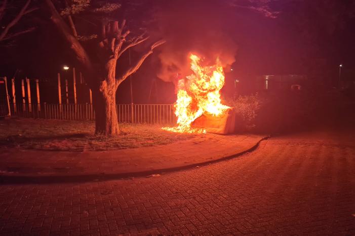 Matrassen in brand tegen hek van schoolplein