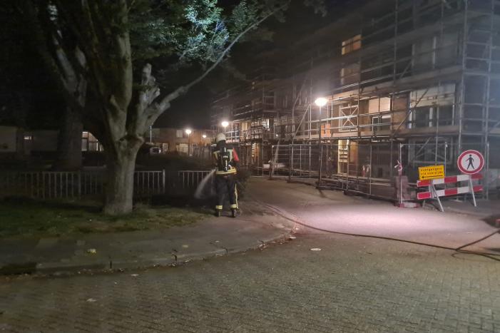 Matrassen in brand tegen hek van schoolplein