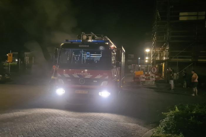 Matrassen in brand tegen hek van schoolplein