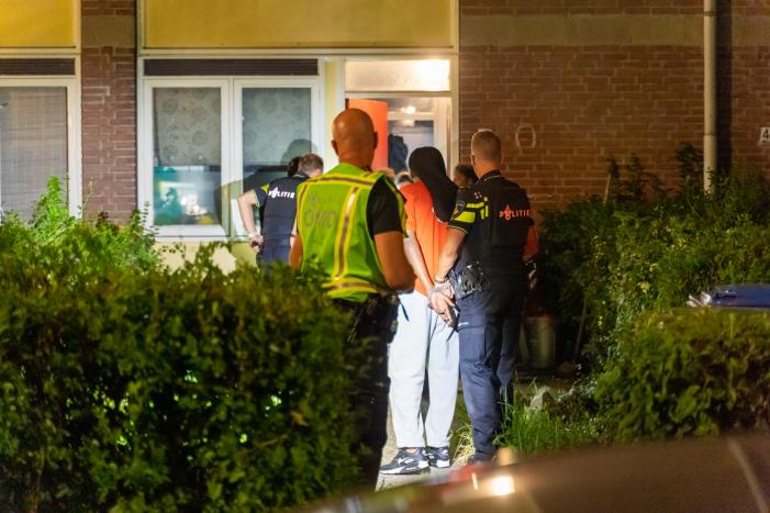 Man aangehouden na mogelijke bedreiging met vuurwapen, buurt gaat op de vuist met politie