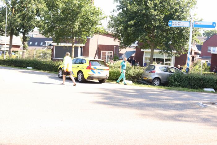 Automobilist raakt met auto van de weg botst op paal