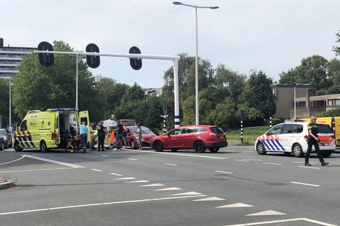 Auto botst op scootmobiel