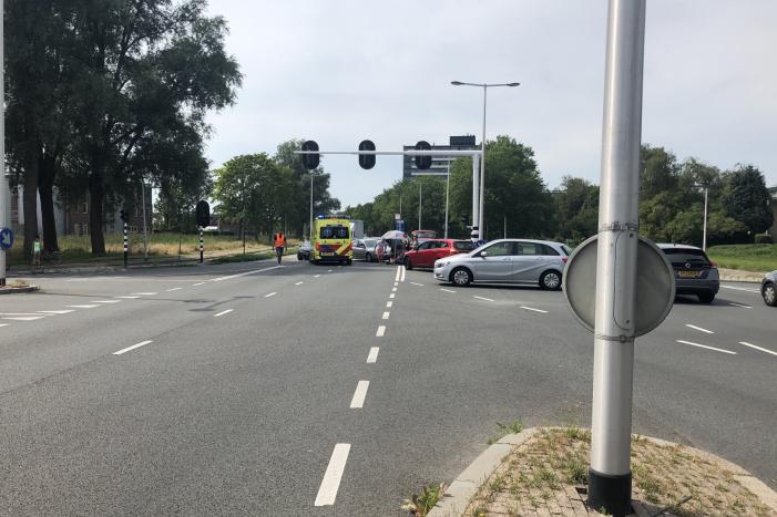 Auto botst op scootmobiel