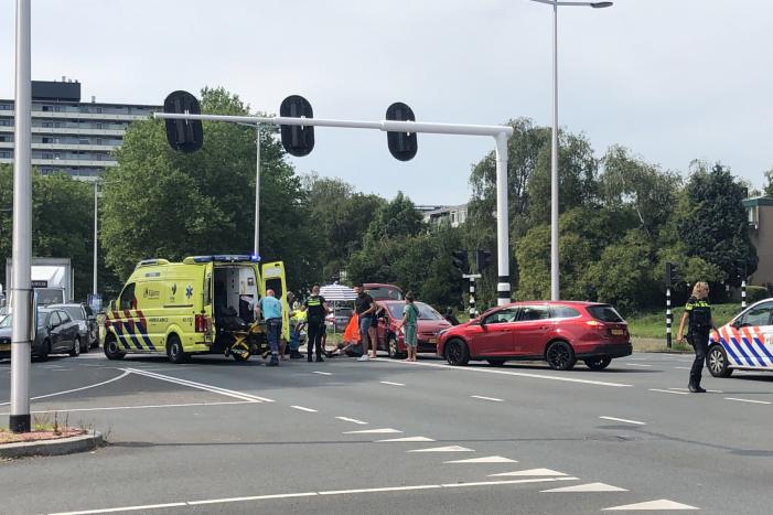 Auto botst op scootmobiel